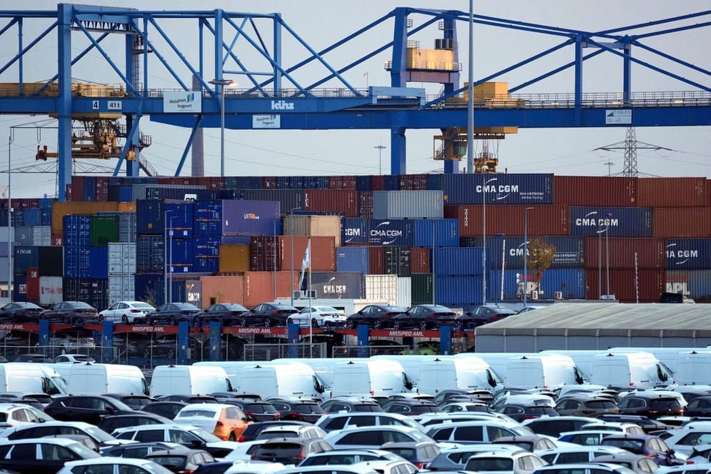 Containerhafen in Duisburg (Symbolfoto): Der Handel mit Russland ist im letzten Jahr massiv eingebrochen.