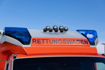 Rettungswagen mit Blaulicht (Symbolbild): Für den 59-Jährigen kam am Sonntag jede Hilfe zu spät.