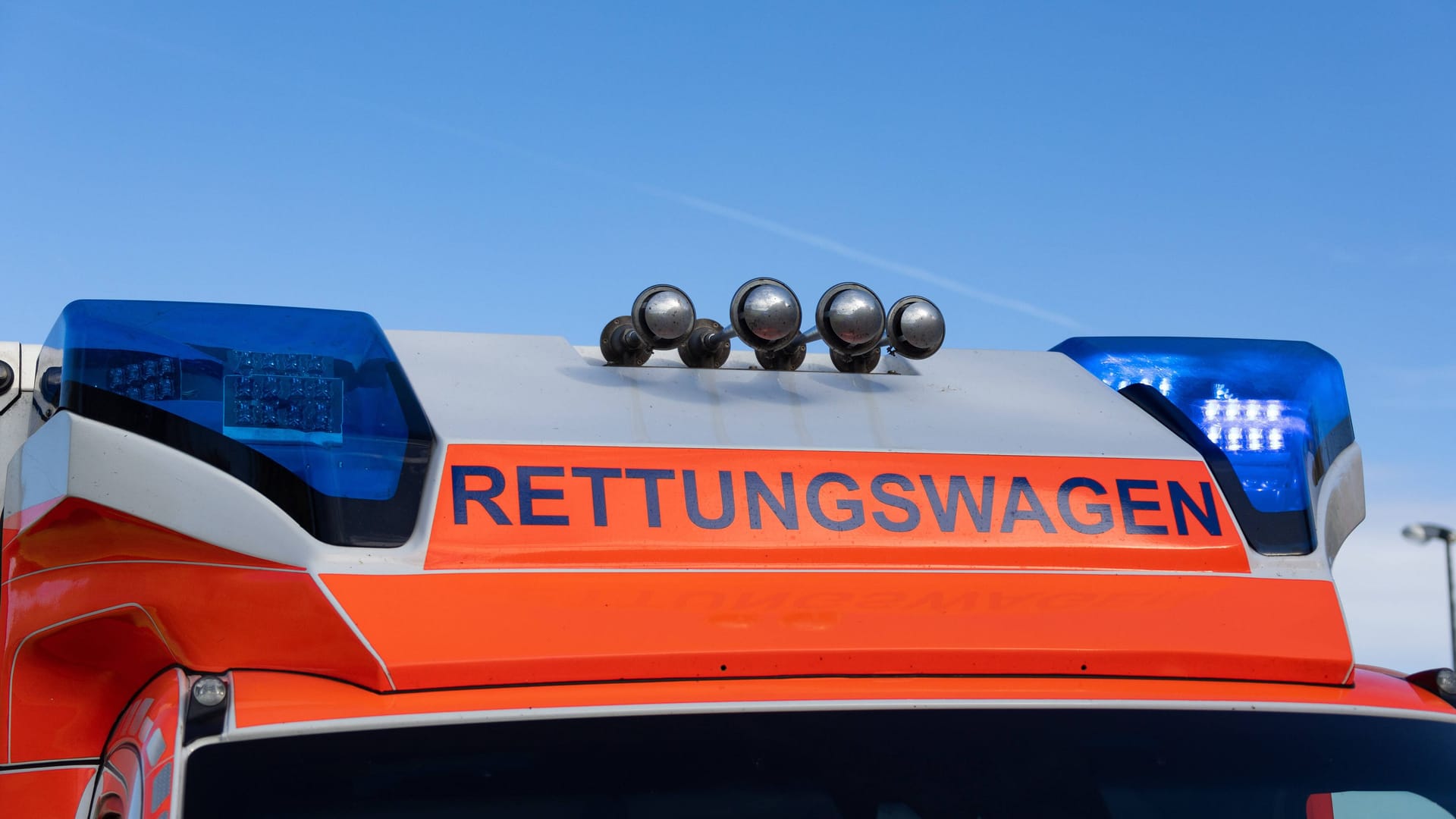 Rettungswagen mit Blaulicht (Symbolbild): Für den 59-Jährigen kam am Sonntag jede Hilfe zu spät.