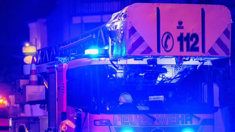 Eine Drehleiter der Feuerwehr im Einsatz (Symbolbild). Ein Mann in Hamminkeln starb bei einem Wohnungsbrand.
