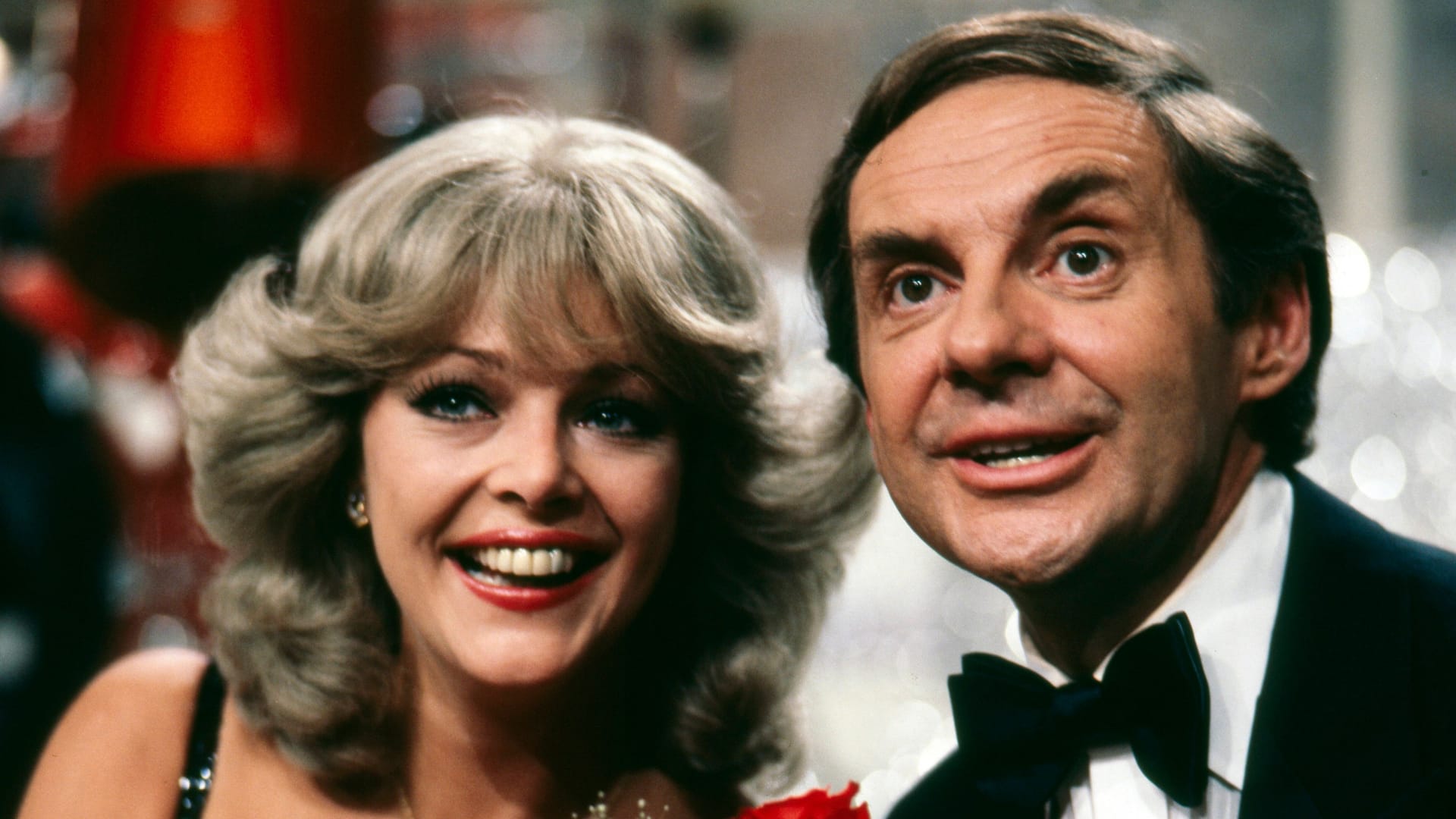 Enterntainer Harald Juhnke mit Barbara Schöne in der Fernsehshow "Musik ist Trump" (Archivbild): Der 2005 gestorbene Künstler soll nun einen Platz in Berlin gewidment bekommen. Enterntainer Harald Juhnke mit Barbara Schöne in der Fernsehshow "Musik ist Trump" (Archivbild): Der 2005 gestorbene Künstler soll nun einen Platz in Berlin gewidment bekommen.
