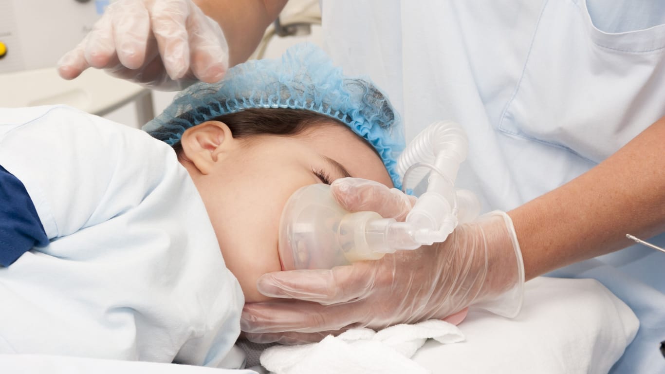 Künstliche Beatmung (Symbolbild): Durch die Pandemie steigt das Risiko von Atemwegserkrankungen bei Kleinkindern.
