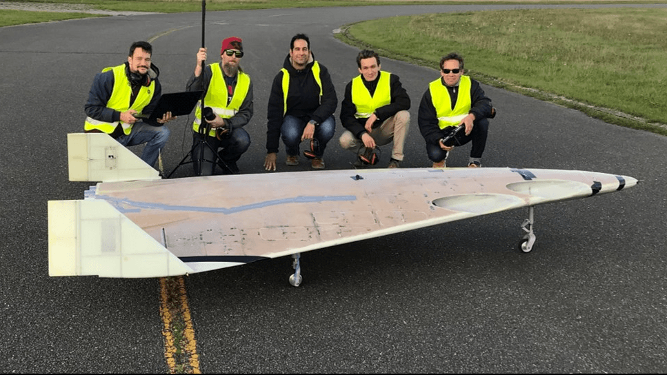 Der Demonstrator Athena bei einem Testflug auf dem Flughafen in Rotenburg (Wümme): Das Fluggerät wurde speziell auf Stabilität und Vibrationen bei Höchstgeschwindigkeit geprüft.