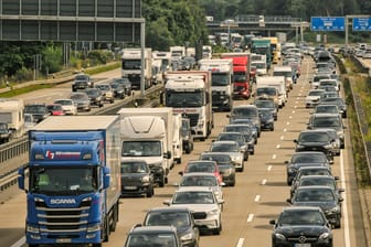Verkehr auf der Autobahn 7 (Archivbild): In den kommenden Tagen sollen Bauarbeiten auf der Strecke stattfinden.