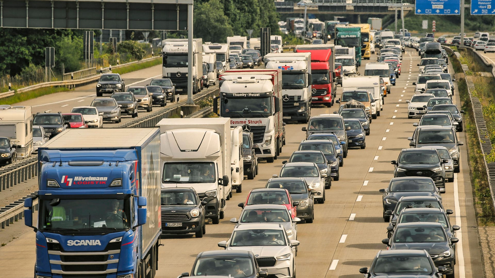 Verkehr auf der Autobahn 7 (Archivbild): In den kommenden Tagen sollen Bauarbeiten auf der Strecke stattfinden.