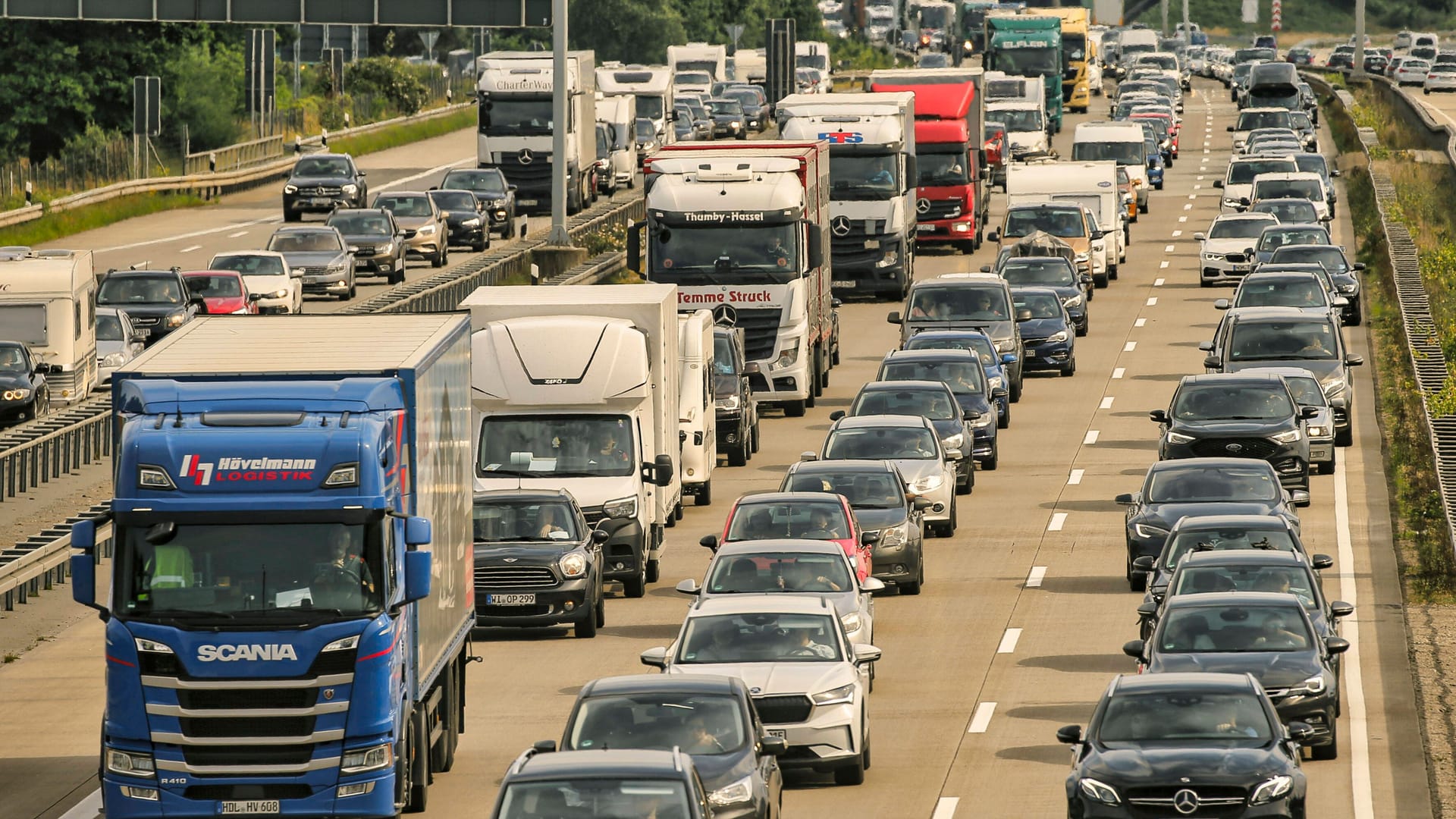 Verkehr auf der Autobahn 7 (Archivbild): In den kommenden Tagen sollen Bauarbeiten auf der Strecke stattfinden.