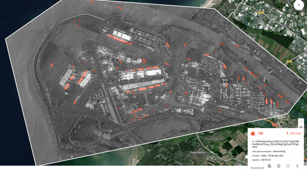 Sichtbar gemachte Schiffe auf einer Satellitenaufnahme: Ähnlich ist SpaceKnow auch mit den Iceye-Bildern der Tatorte verfahren.