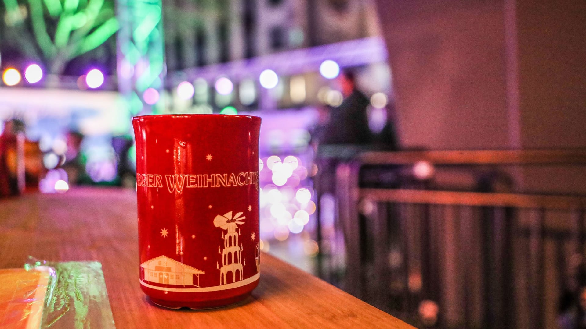 Ein Tasse mit Glühwein auf dem Weihnachtsmarkt (Symbolbild): Bierwürze darf in das Getränk nicht hinein, hat jetzt ein Münchner Gericht entschieden. Ein Tasse mit Glühwein auf dem Weihnachtsmarkt (Symbolbild): Bierwürze darf in das Getränk nicht hinein, hat jetzt ein Münchner Gericht entschieden.