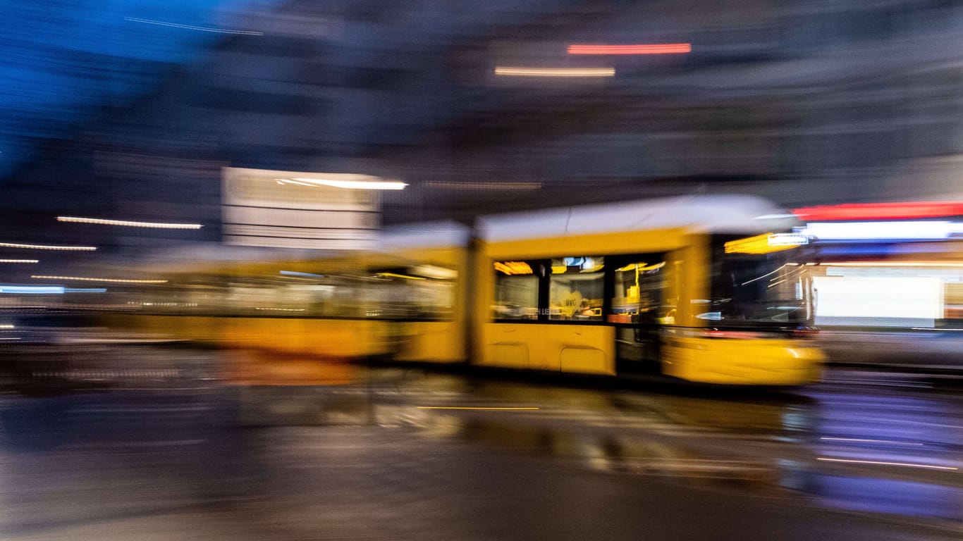 Straßenbahn fährt durch das abendliche Berlin (Archivbild): Ein Kind ist bei einem Unfall in der Hauptstadt verletzt worden.