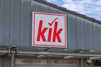 Kik-Logo am Dach einer Filiale (Symbolbild): Zum Zeitpunkt des Unglücks war das Geschäft geschlossen.