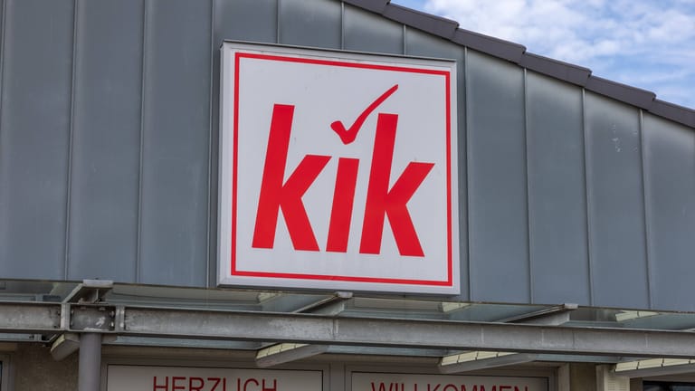 Kik-Logo am Dach einer Filiale (Symbolbild): Zum Zeitpunkt des Unglücks war das Geschäft geschlossen.