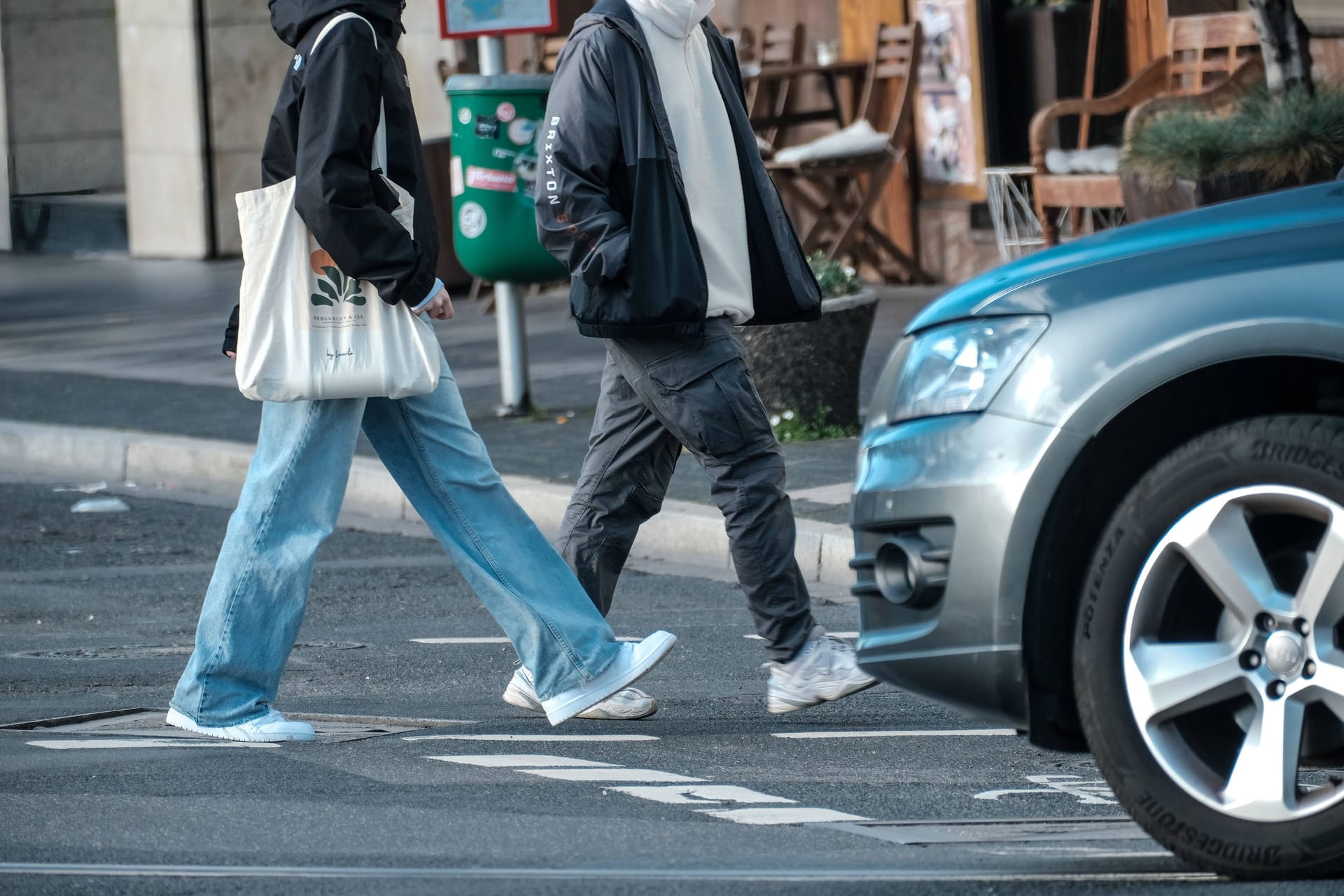 Ein abbiegender SUV-Fahrer lässt Fußgänger auf einer Düsseldorfer Straßenkreuzung passieren: Hier blieben die Wagebn verschont, unter anderem in Bonn schlugen die "Tyre Extinguishers" zu.