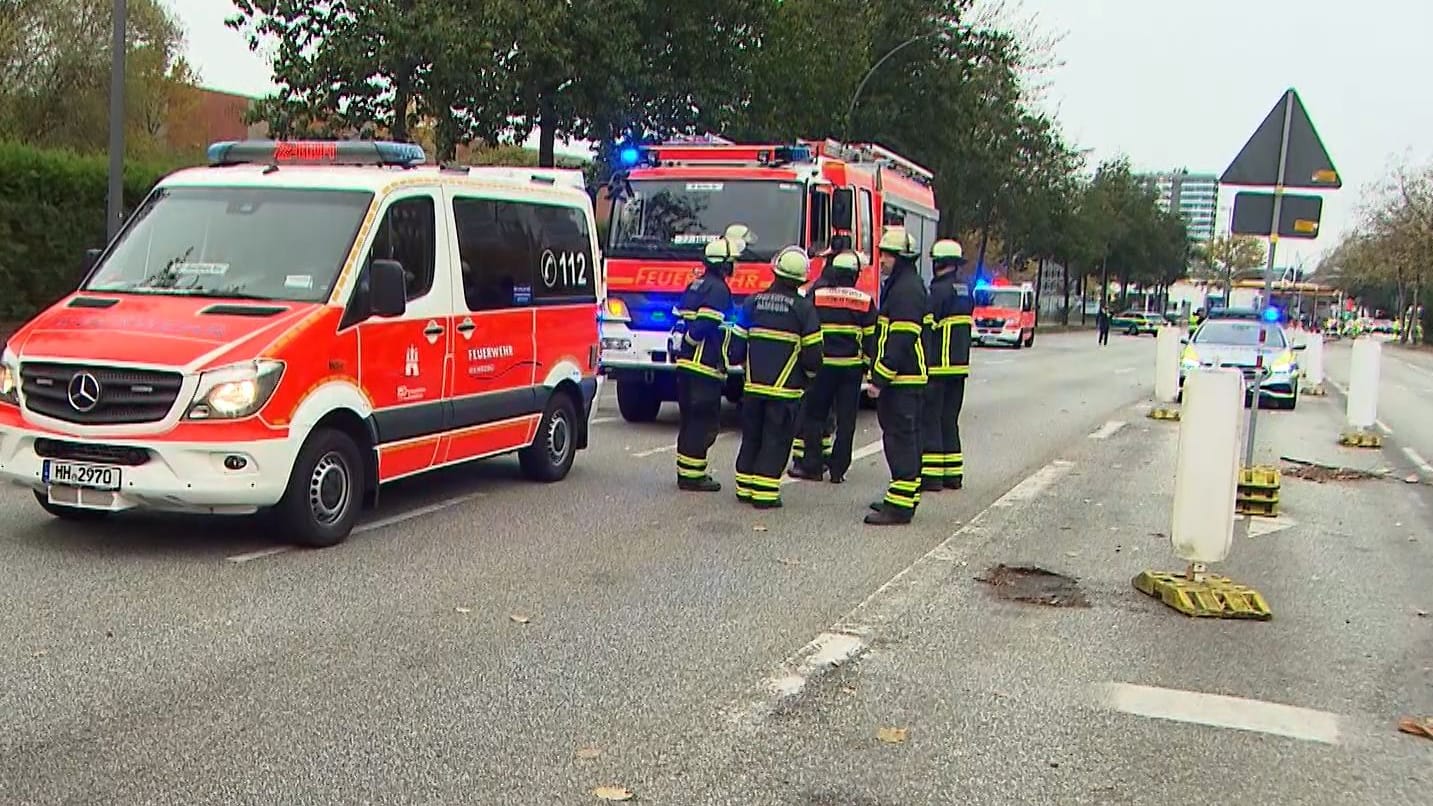 Rettungskräfte am Unfallort: Die Straße musste gesperrt werden.