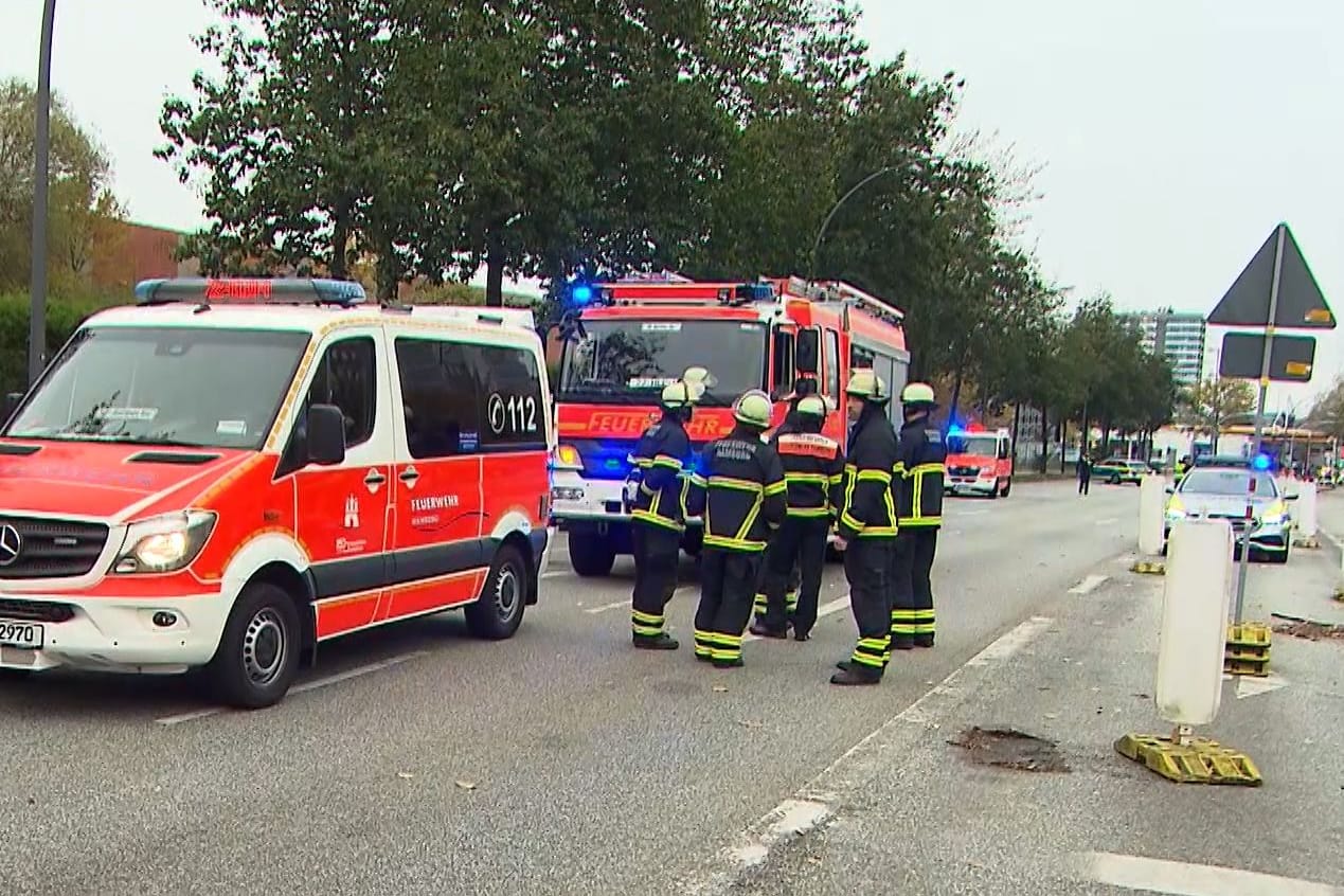 Rettungskräfte am Unfallort: Die Straße musste gesperrt werden.