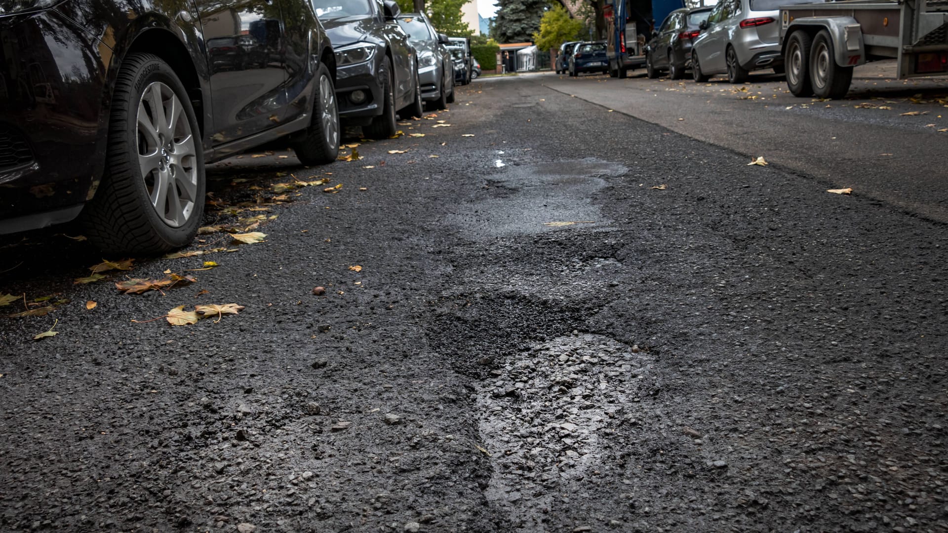 Ein Schlagloch auf einer Straße (Symbolbild): Der Zustand von Hamburgs Straßen hat sich verschlechtert. Ein Schlagloch auf einer Straße (Symbolbild): Der Zustand von Hamburgs Straßen hat sich verschlechtert.