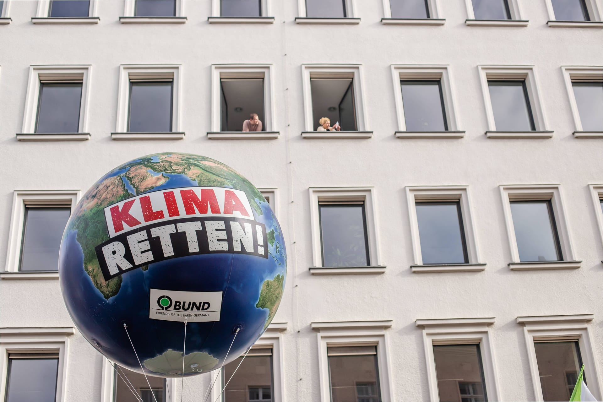 Demo Solidarischer Herbst mitorganisiert von Greenpeace: Im Verkehrssektor bleibt bis 2030 noch immer ein Minderungsbedarf von 118 bis 175 Millionen Tonnen Treibhausgase.