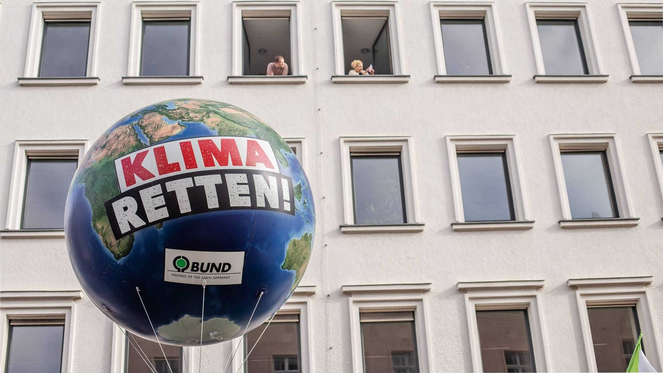 Demo Solidarischer Herbst mitorganisiert von Greenpeace: Im Verkehrssektor bleibt bis 2030 noch immer ein Minderungsbedarf von 118 bis 175 Millionen Tonnen Treibhausgase.