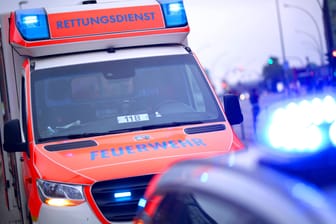 Einsatzfahrt von Rettungswagen und Polizei (Symbolfoto): Die Autobahn musste für rund vier Stunden voll gesperrt werden.