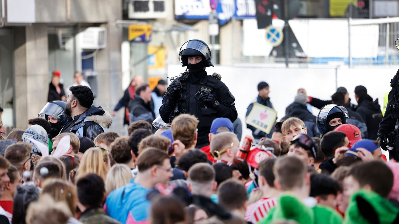 Polizeibeamte riegeln den Zugang zur Zülpicher Straße wegen Überfüllung ab: Zum Karnevalsauftakt gab es chaotische Szenen in Köln.
