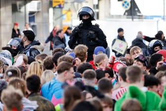 Polizeibeamte riegeln den Zugang zur Zülpicher Straße wegen Überfüllung ab: Zum Karnevalsauftakt gab es chaotische Szenen in Köln.