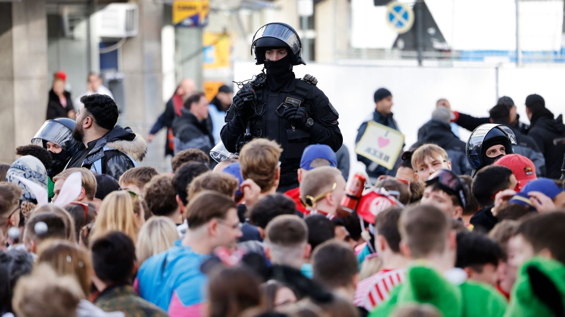 Polizeibeamte riegeln den Zugang zur Zülpicher Straße wegen Überfüllung ab: Zum Karnevalsauftakt gab es chaotische Szenen in Köln.