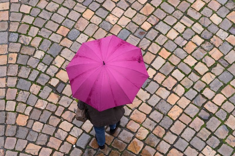 Regen und Schnee: in den kommenden Tagen werden Regenschirme und Handschuhe nötig.