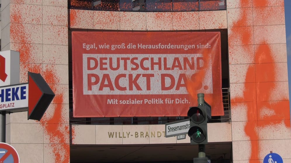 Die SPD-Bundeszentrale ist mit roter Farbe beschmiert: An zwei Orten klebten sich Aktivisten fest.