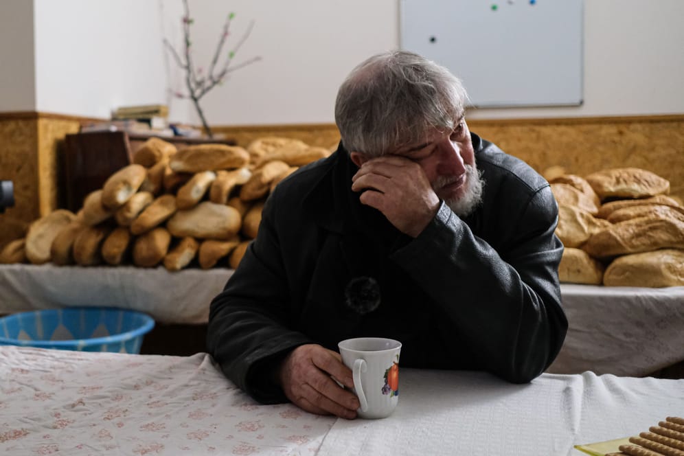 Serhiy Syniy weinend vor seinem Brotberg: "Die Menschen sind emotional am Anschlag."