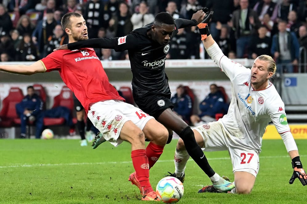 Der Ausgleich: Frankfurts Kolo Muani (M.) erzielt das 1:1 gegen Mainz.