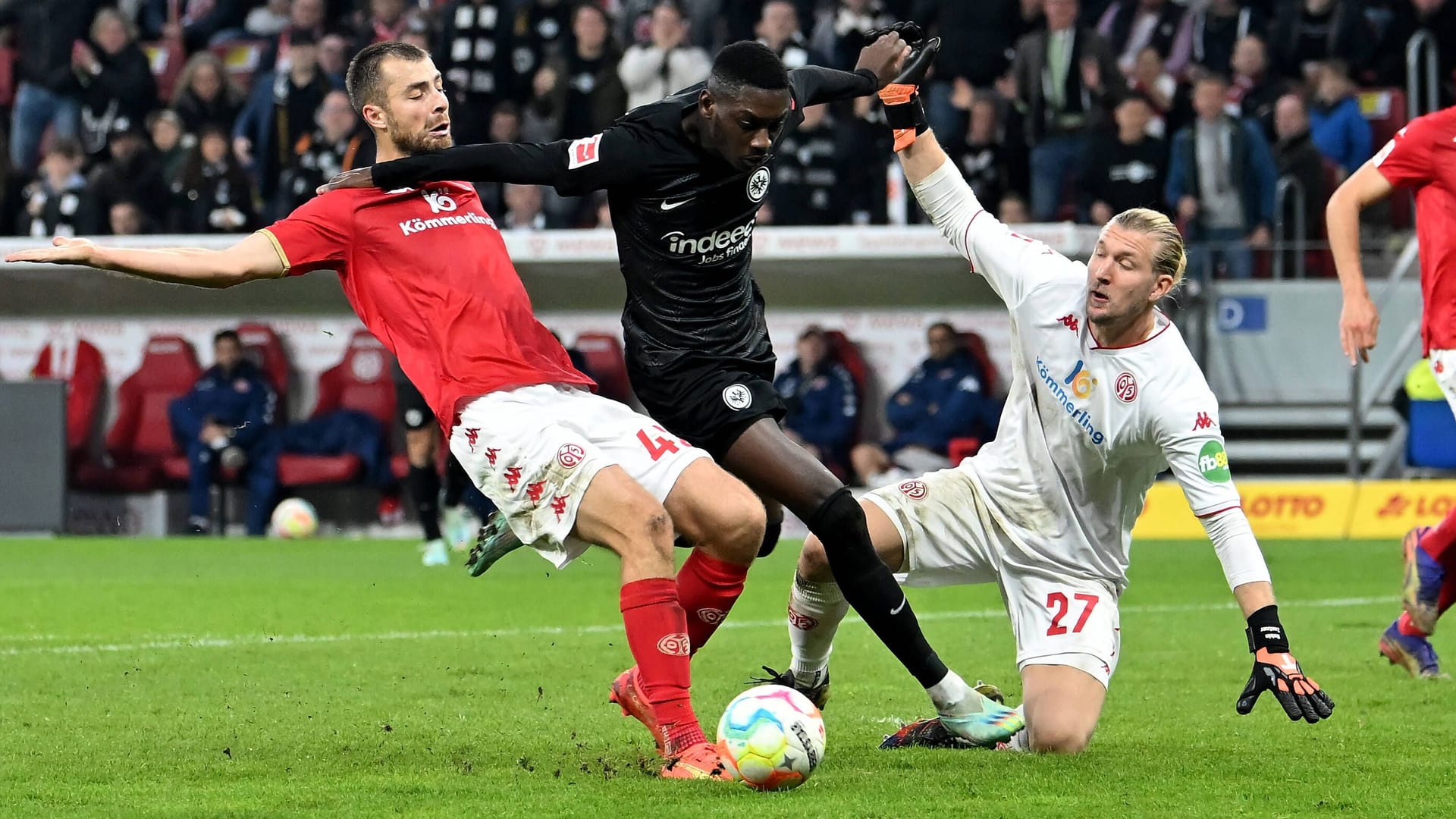 Der Ausgleich: Frankfurts Kolo Muani (M.) erzielt das 1:1 gegen Mainz. Der Ausgleich: Frankfurts Kolo Muani (M.) erzielt das 1:1 gegen Mainz.