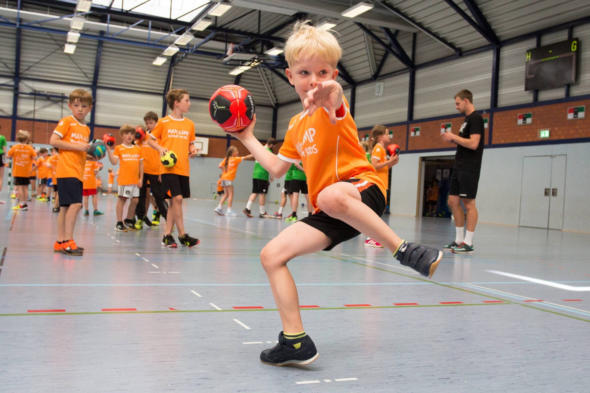 Ein Junge wirft einen Handball auf ein Tor (Symbolbild): Der Vereinssport in Hamburg wird weiter gefördert.