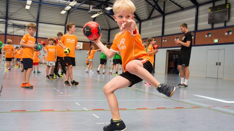 Ein Junge wirft einen Handball auf ein Tor (Symbolbild): Der Vereinssport in Hamburg wird weiter gefördert.
