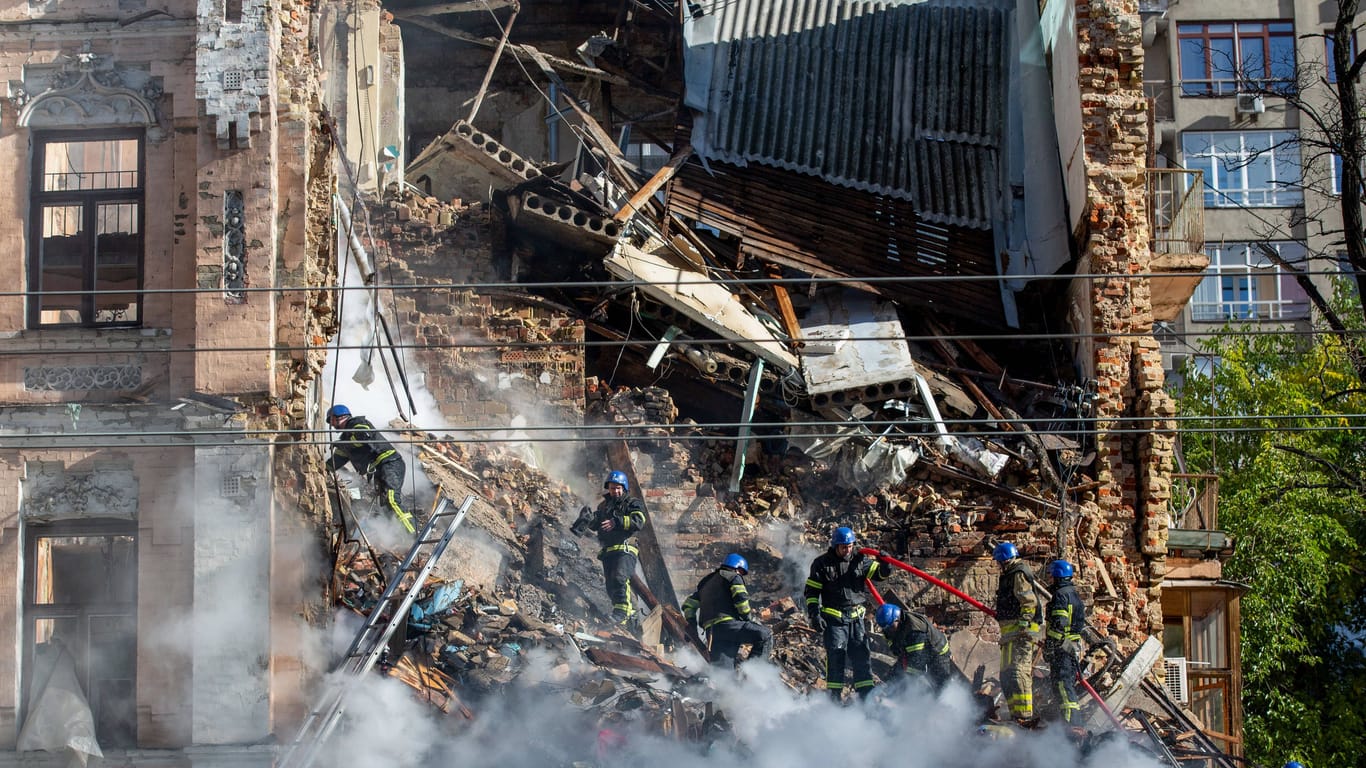 Ein von einer Drohne zerstörtes Haus in Kiew.
