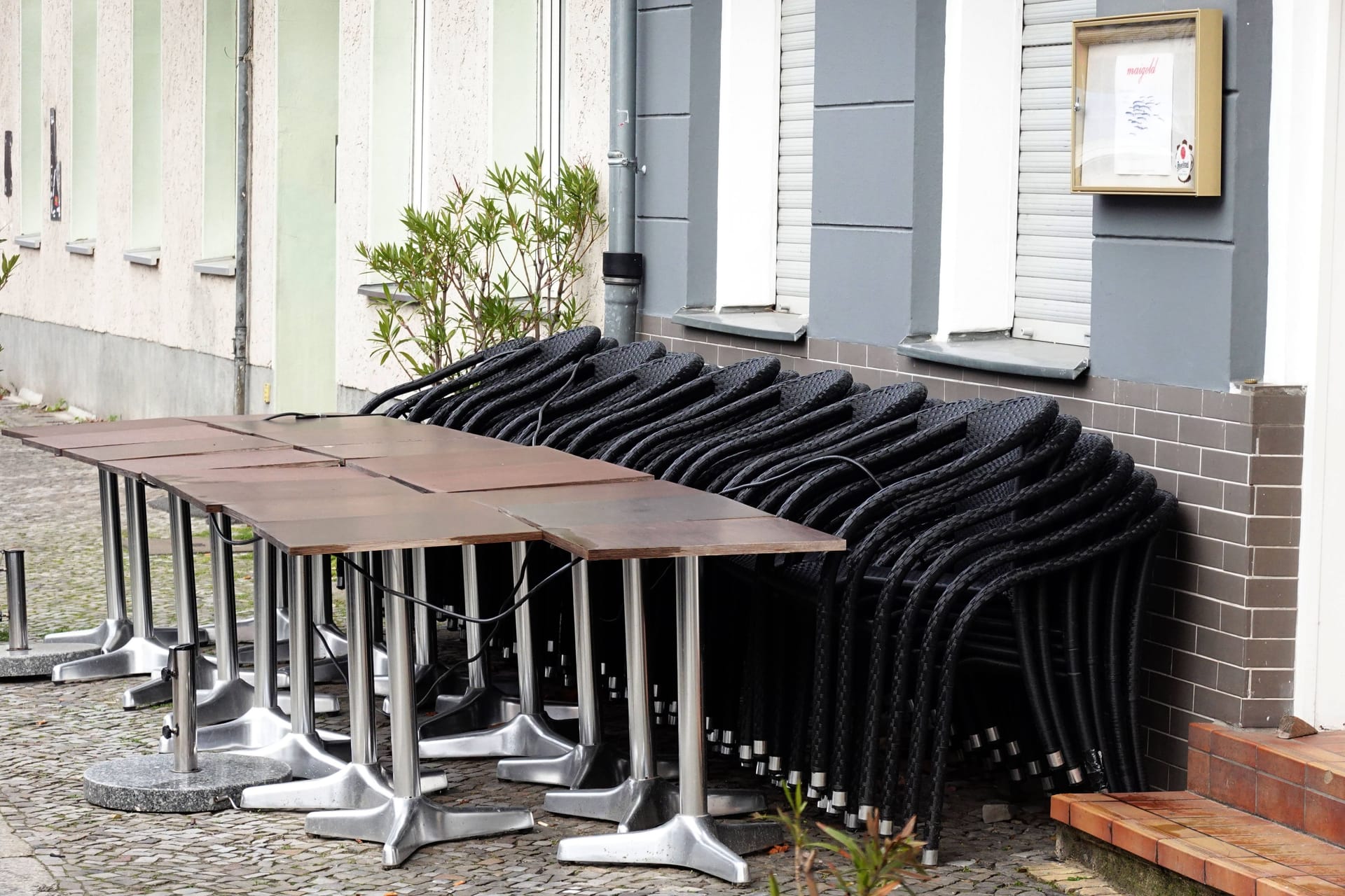 Außenbereich eines Restaurants: Größte Herausforderung für die Hoteliers und Gastronominnen sind die erhöhten Energiekosten und Lebensmittel- und Personalkosten. Außenbereich eines Restaurants: Größte Herausforderung für die Hoteliers und Gastronominnen sind die erhöhten Energiekosten und Lebensmittel- und Personalkosten.