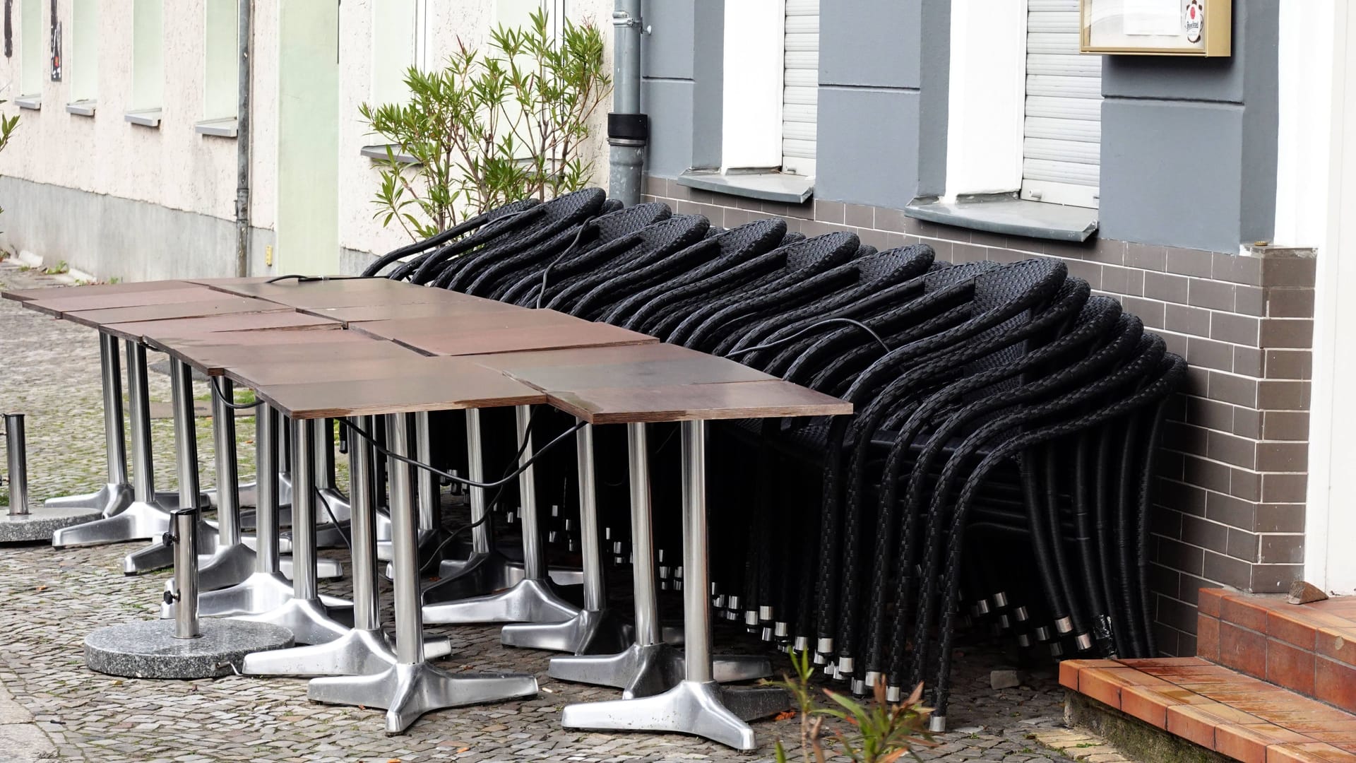Außenbereich eines Restaurants: Größte Herausforderung für die Hoteliers und Gastronominnen sind die erhöhten Energiekosten und Lebensmittel- und Personalkosten. Außenbereich eines Restaurants: Größte Herausforderung für die Hoteliers und Gastronominnen sind die erhöhten Energiekosten und Lebensmittel- und Personalkosten.