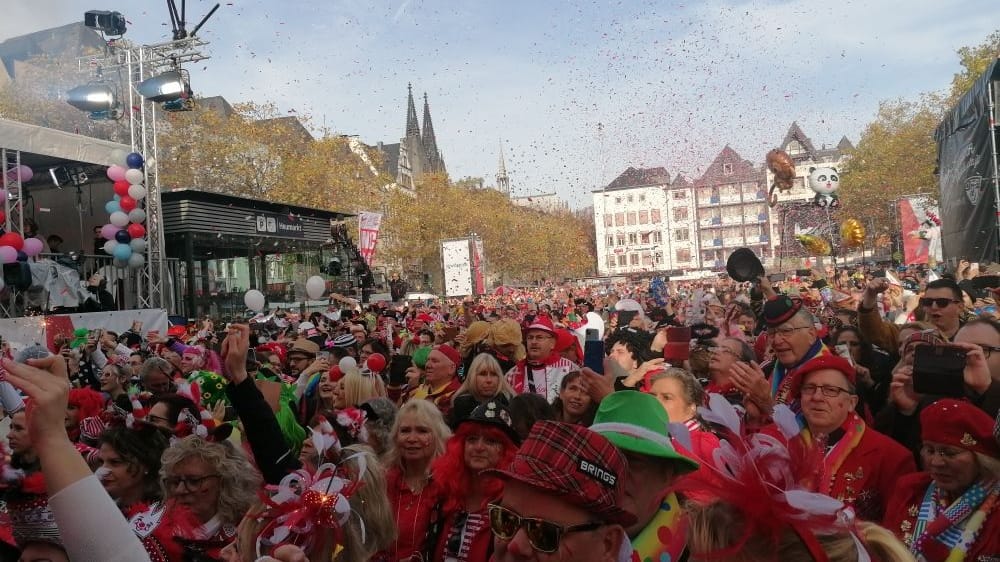 Um 11.11 Uhr gab es einen Konfettiregen auf dem Heumarkt.