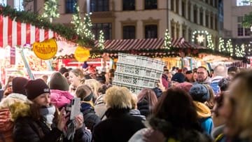 Leipziger Weihnachtsmarkt: Gedränge vor allen Ständen.
