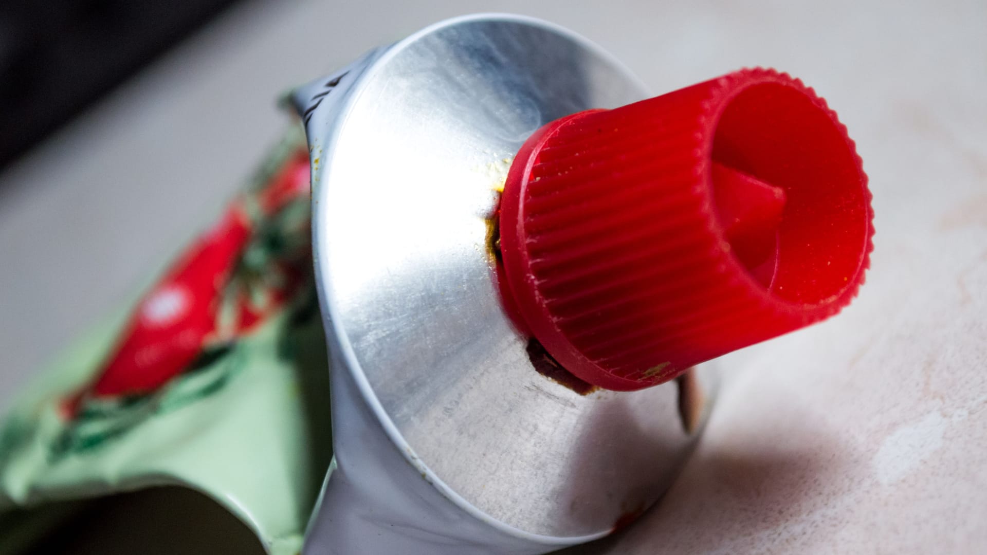 Tomatenmark: Wenn es muffig oder nach Hefe schmeckt, ist es verdorben.