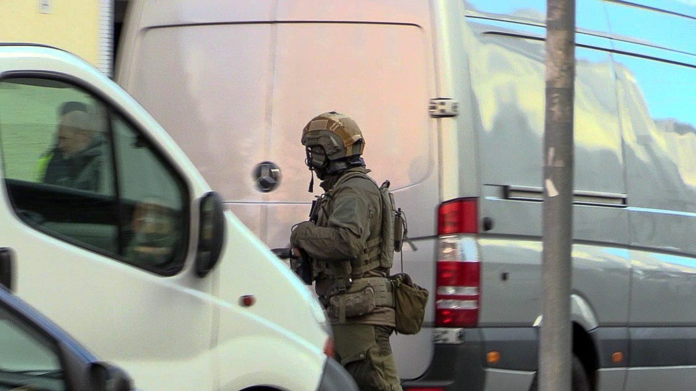 Das Spezialeinsatzkommando in Essen-Altendorf: Ein Mann wurde festgenommen.