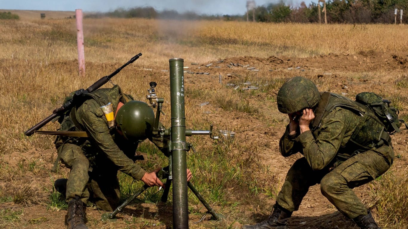 Russische Soldaten feuern einen Mörser in der Region Cherson ab.