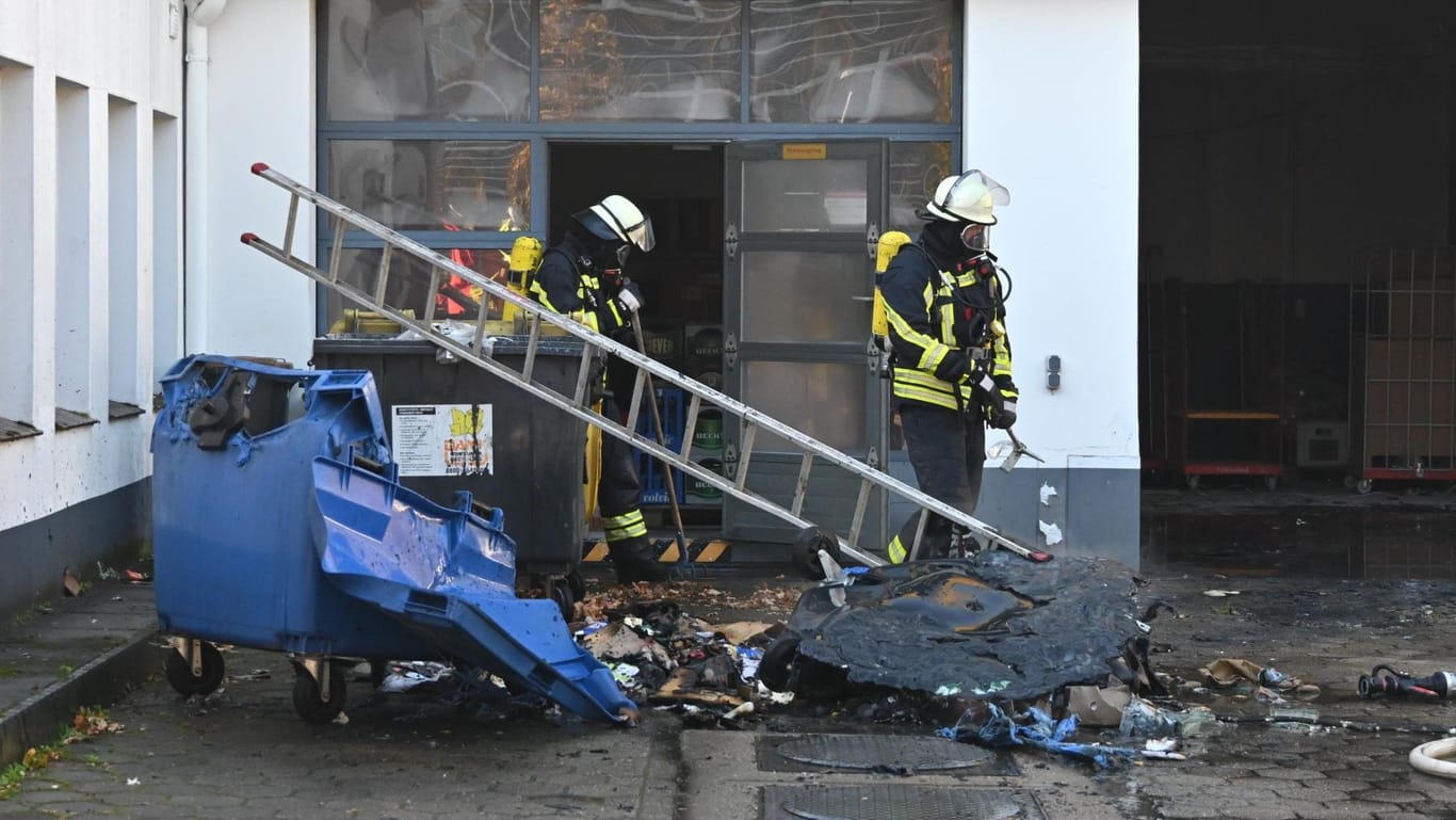 Feuerwehrleute räumen auf: In Buchholz wurde ein großer Tankstellenbrand verhindert.