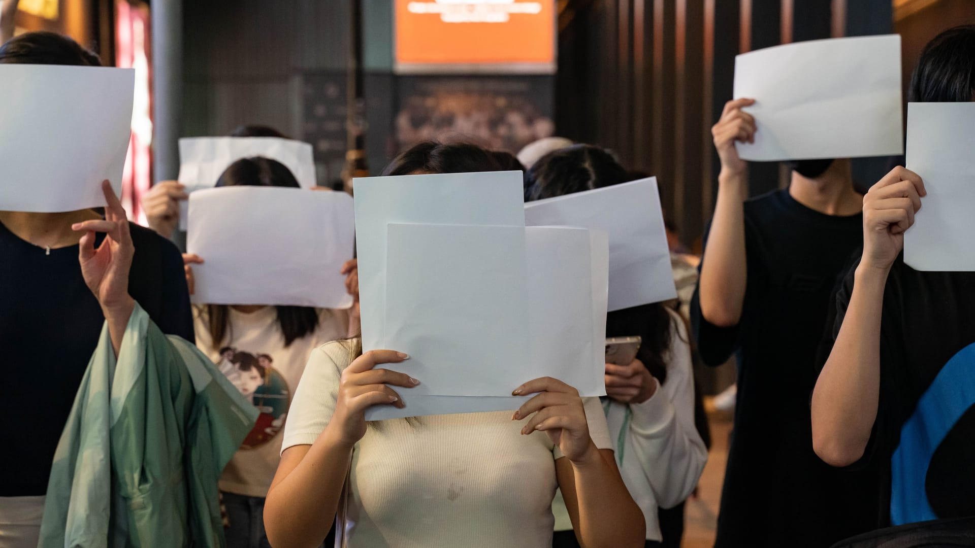 Covid-Proteste in China: Das weiße Blatt Papier hat sich zum Symbol der Proteste in China entwickelt.