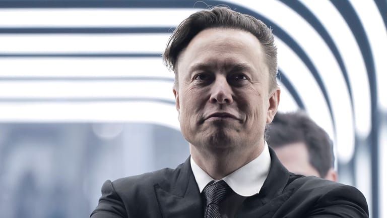 Dem Tesla-Gründer Elon Musk laufen offenbar bei Twitter die Mitarbeiter davon.