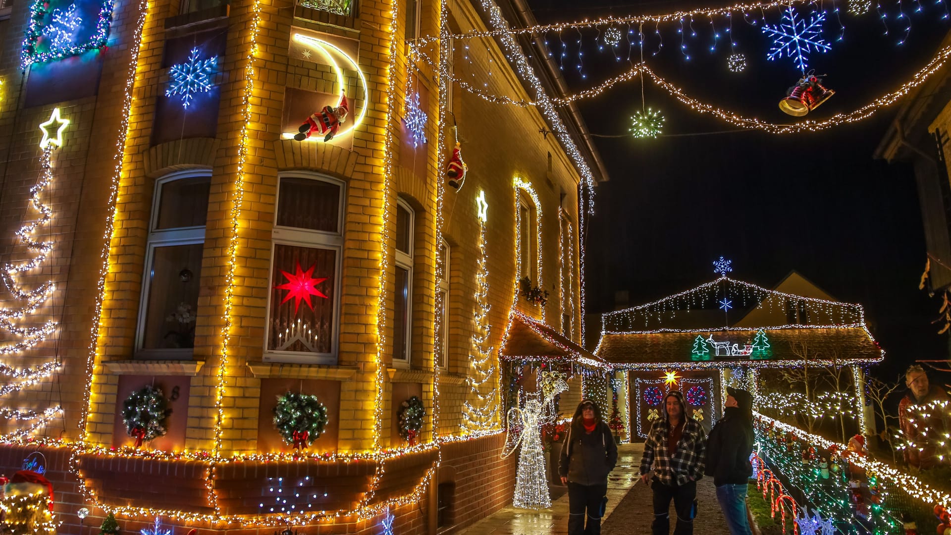 Familie Papenfuß bestaunt ihr Werk: Am ersten Advent leuchten endlich alle Lichter.