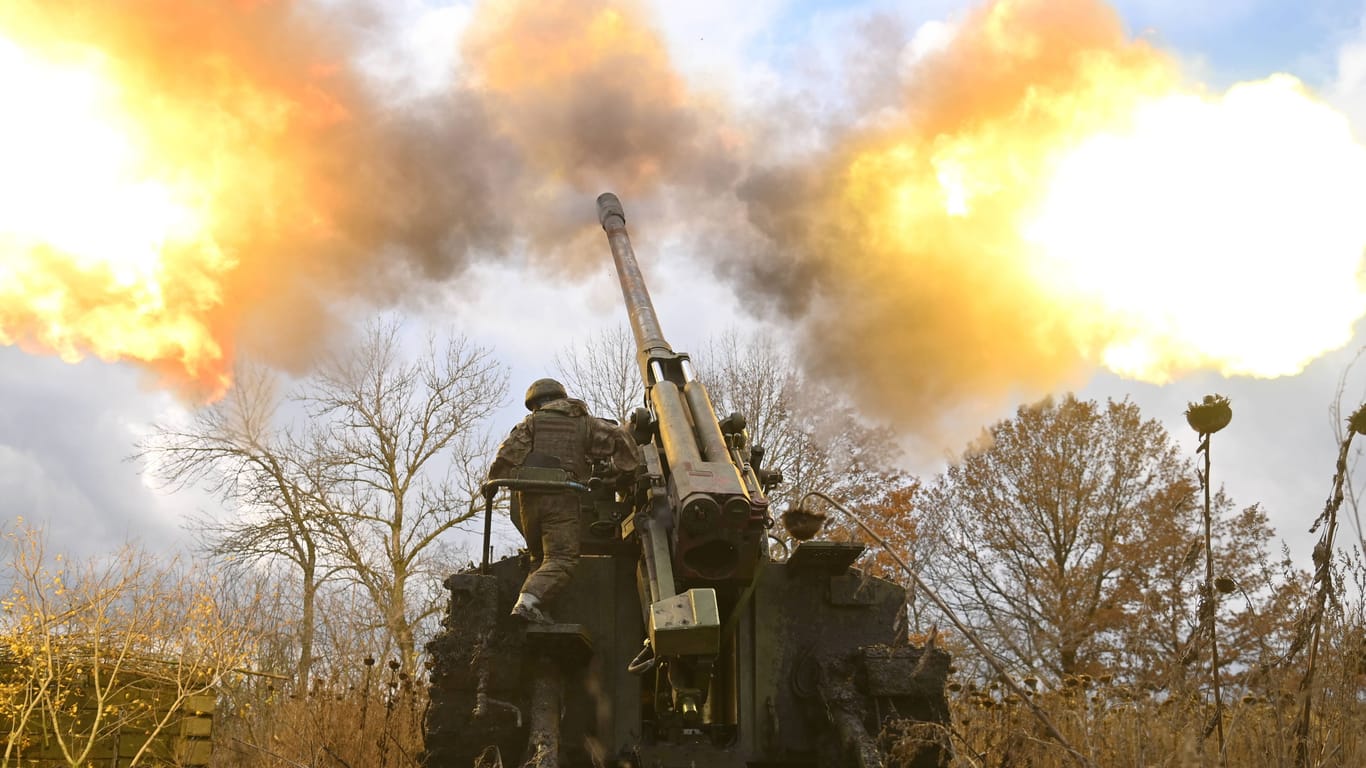 Russische Soldaten feuern ein Geschütz ab: Viele Angriffe gelten Energieeinrichtungen.