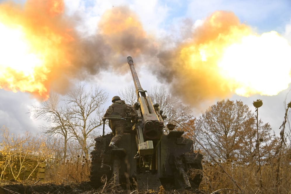 Russische Soldaten feuern ein Geschütz ab: Viele Angriffe gelten Energieeinrichtungen.