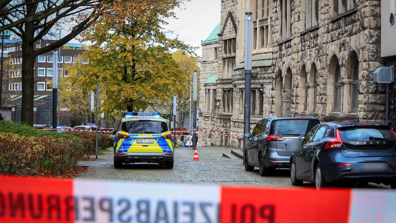 Polizei-Absperrung vor dem Rabbinerhaus in Essen: Zeugen meldeten vier Einschusslöcher.