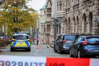 Polizei-Absperrung vor dem Rabbinerhaus in Essen: Zeugen meldeten vier Einschusslöcher.