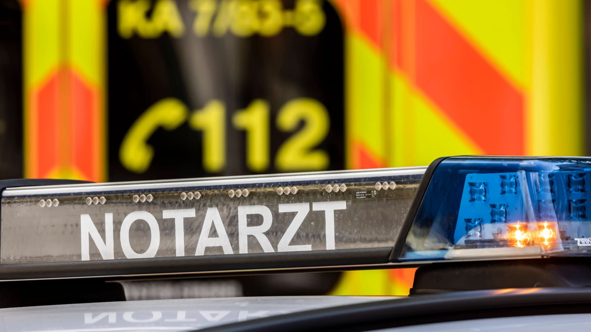 Ein Notarzt-Fahrzeug mit Blaulicht (Symbolfoto): Von den Angreifern fehlte zunächst jede Spur. Ein Notarzt-Fahrzeug mit Blaulicht (Symbolfoto): Von den Angreifern fehlte zunächst jede Spur.