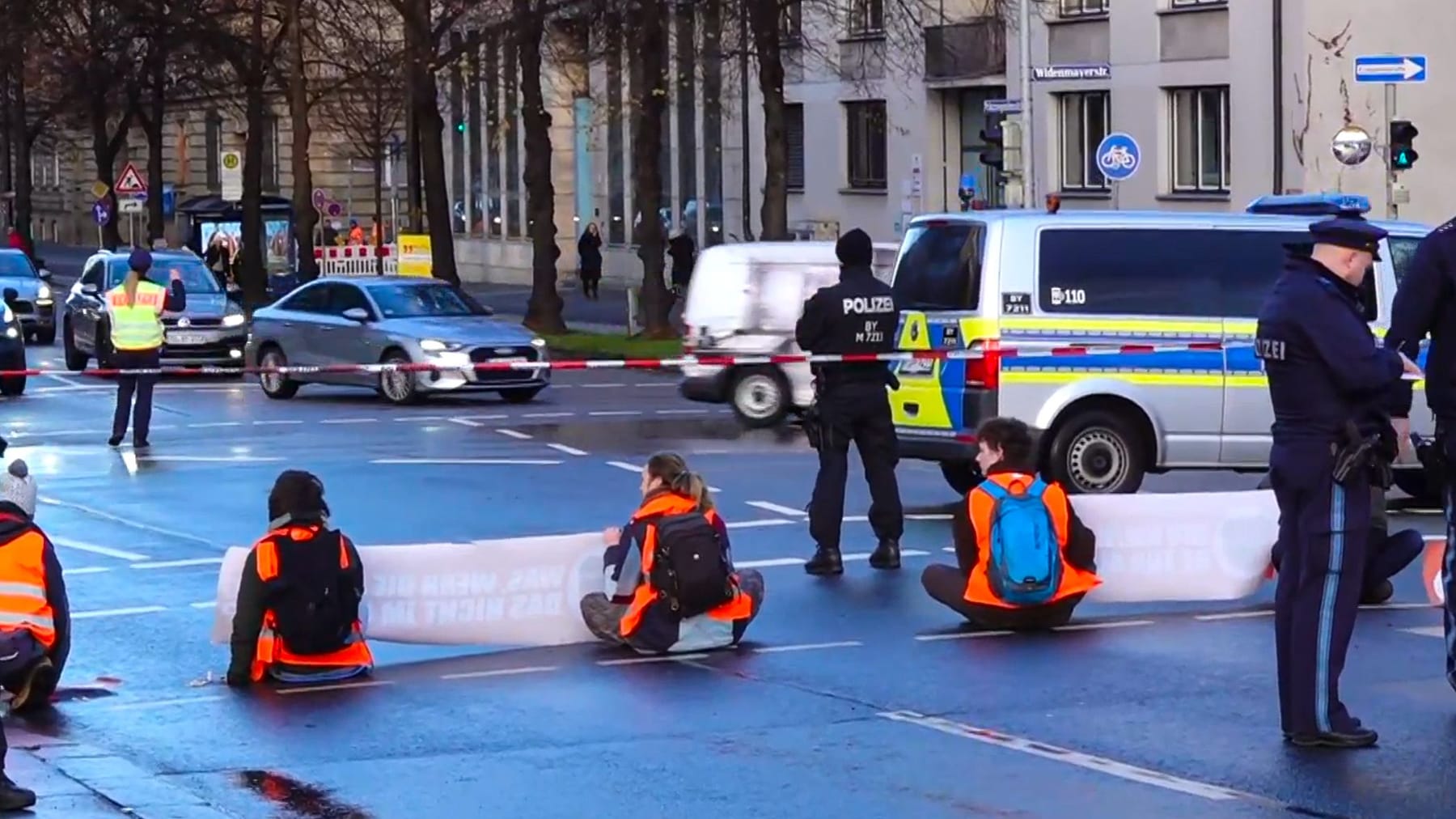 "Letzte Generation": Mitglieder Blockieren Brücke In München